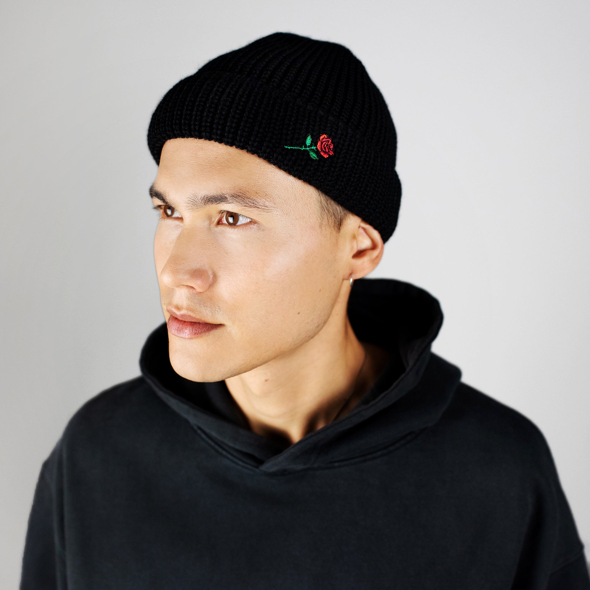 SHORT WOOL ROSE EMBROIDERY BEANIE - BLACK